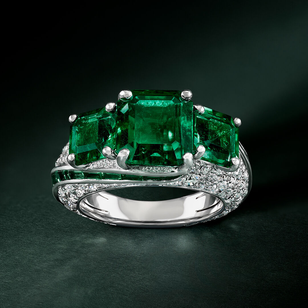 ⭐️エメラルドです⭐️ Emerald Cut Emerald Three Stone Ring, White Gold - Graff